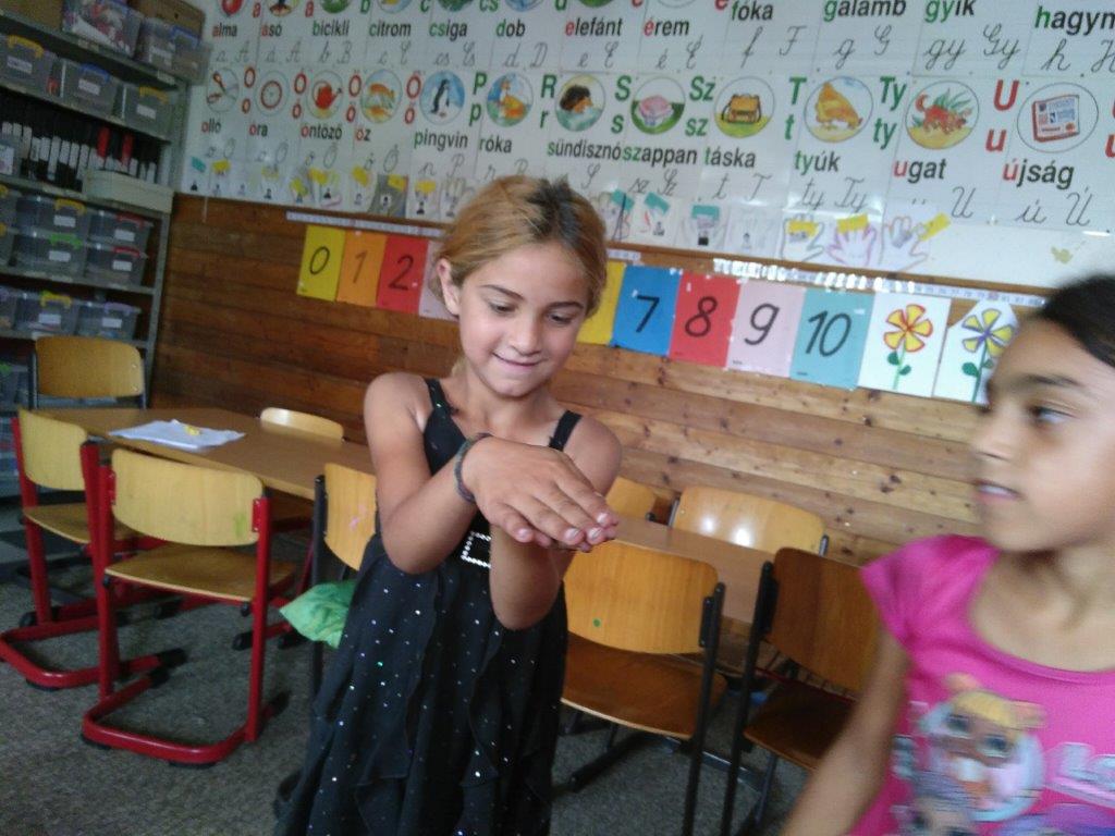 2019 08 14 Ovoda Spiel Geschicklichkeit Körperbewegung (7)