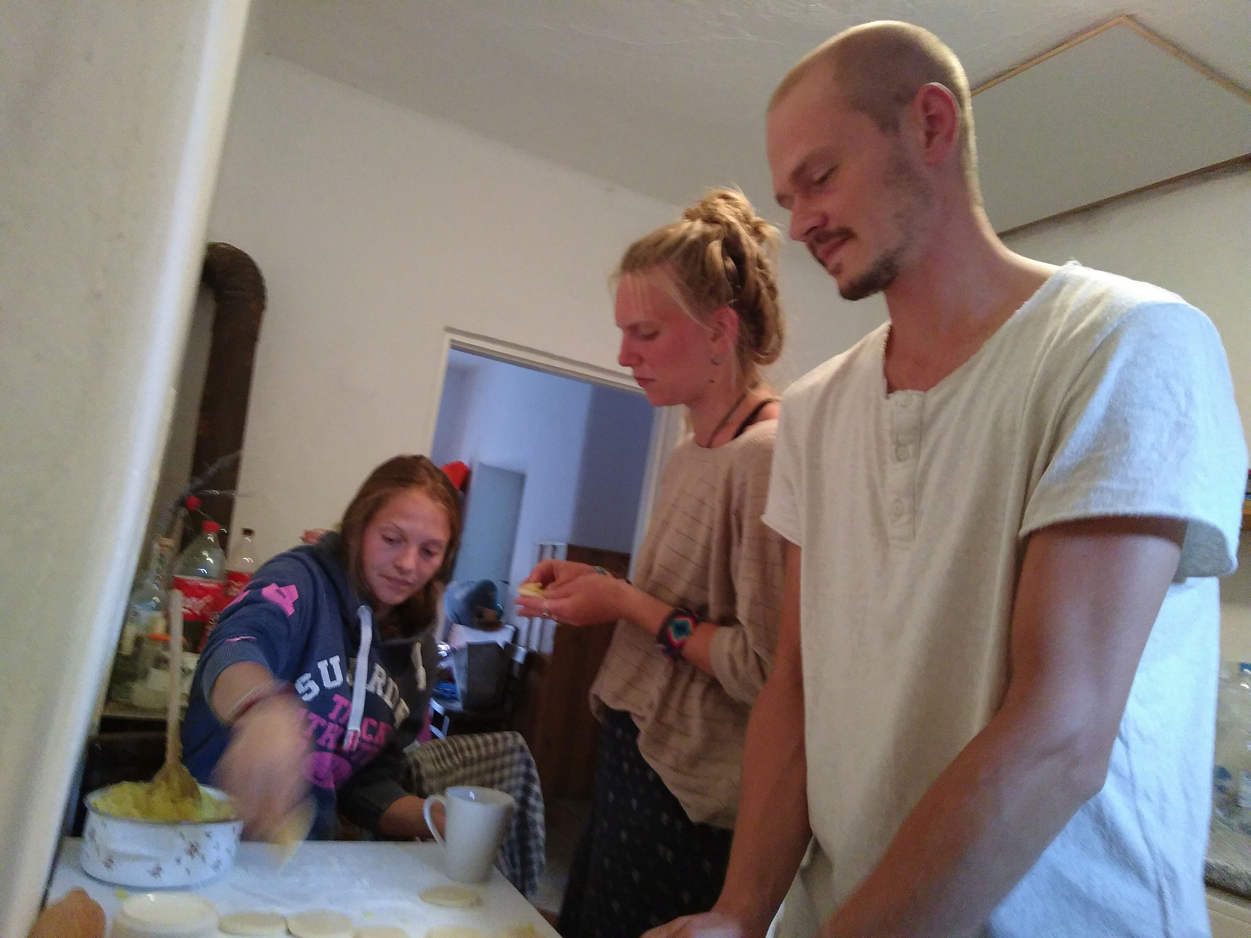 2019-08-18-Alex-Mike-Nora-bereiten-das-Abschlussmahl-von-Alex-und-Lukas-vor—Russische-Küche