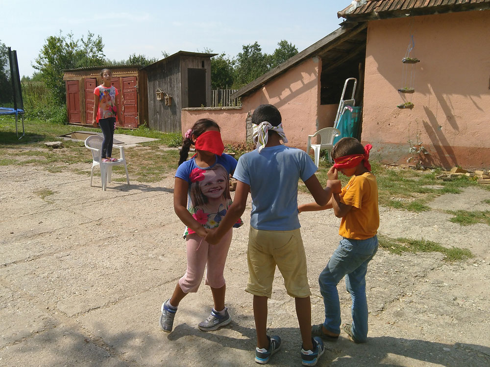 2019-08-22-Blindenspiel-Alina-lenkt-Gruppe-mit-verbundenen-Augen-2