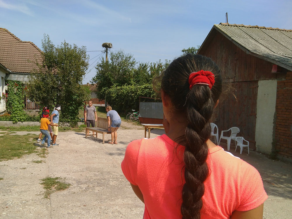 2019-08-22-Blindenspiel-Alina-lenkt-Gruppe-mit-verbundenen-Augen