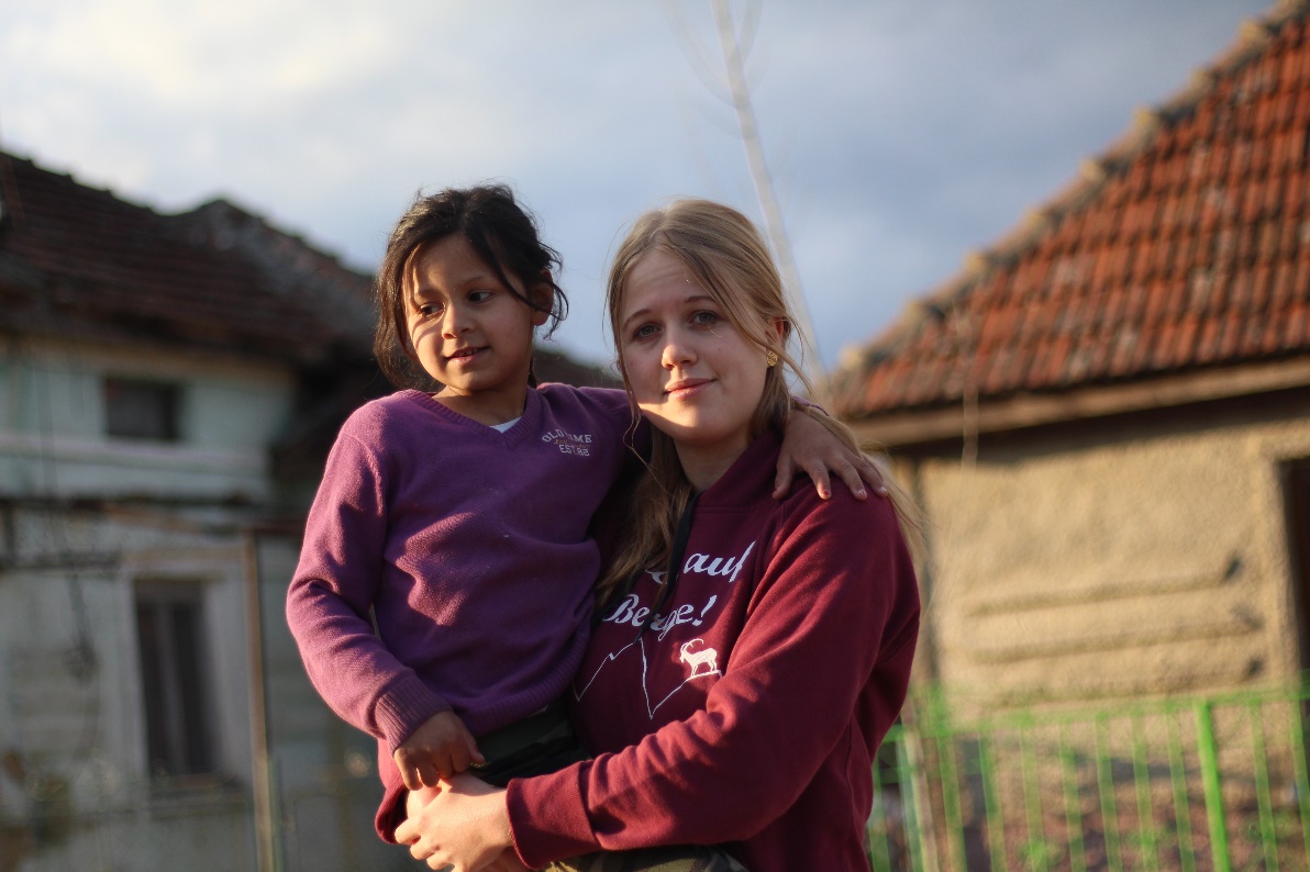 Lena Schmitt mit Lyvia Lena Schmitt mit BuKi-Kindern