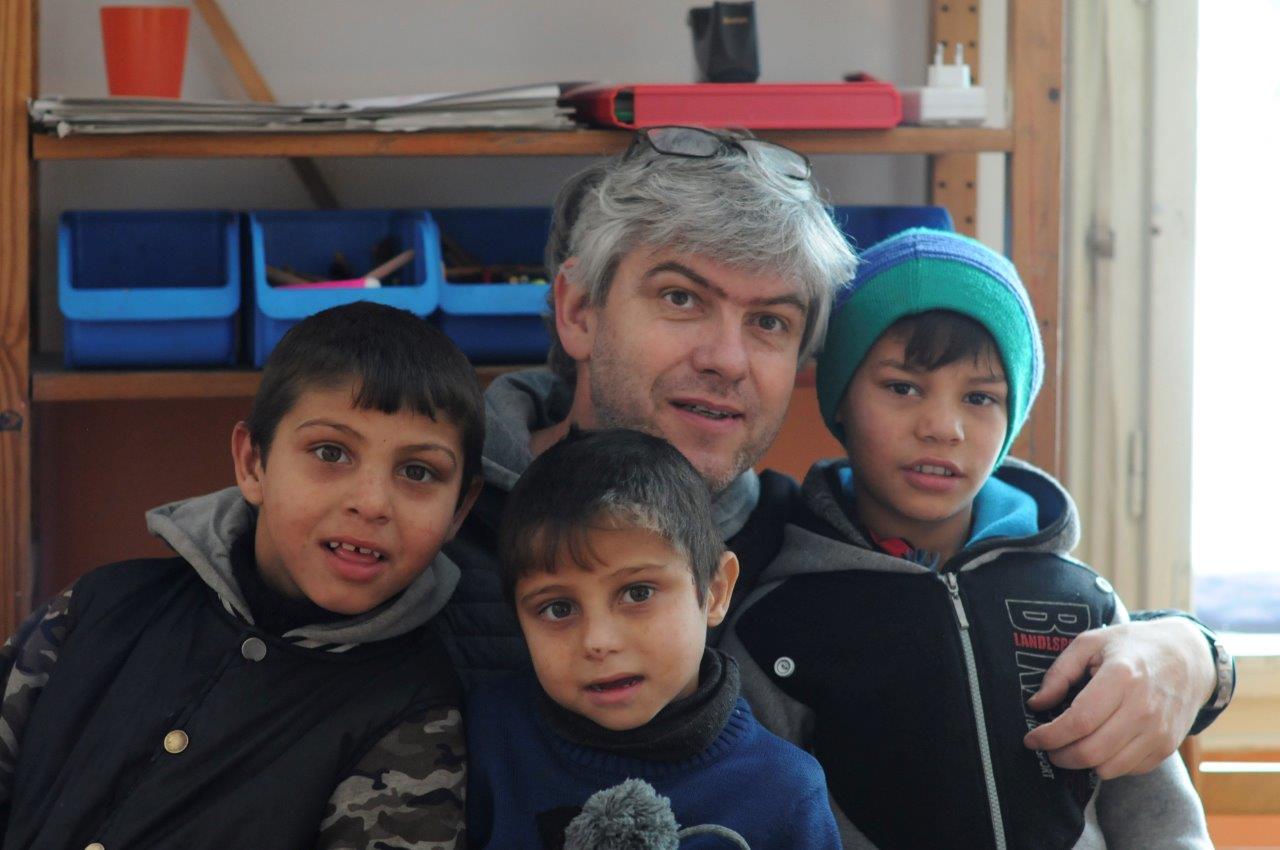 2020 12 10 VHS Vortrag Biberach BuKi Stefan Zell Referent Stefan Zell mit Kindern im BuKi-Haus