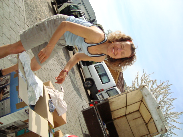 2009 04 25 BuKi Bad Saulgau Hilfstransport Vorbereiten von Lebensmittelpaketen (1)