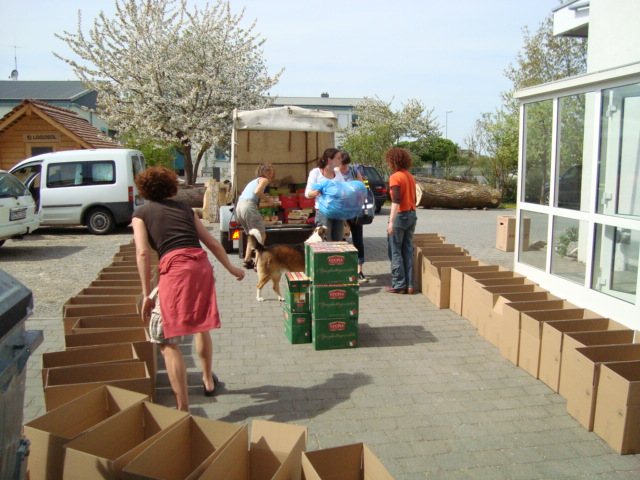 2009 04 25 BuKi Bad Saulgau Hilfstransport Vorbereiten von Lebensmittelpaketen (3)