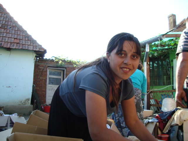 2009 05 01 BuKi Hilfstransport Kleiderverteilung (1)