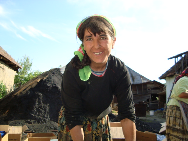 2009 05 01 BuKi Hilfstransport Kleiderverteilung (10)