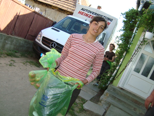 2009 05 01 BuKi Hilfstransport Kleiderverteilung (11)