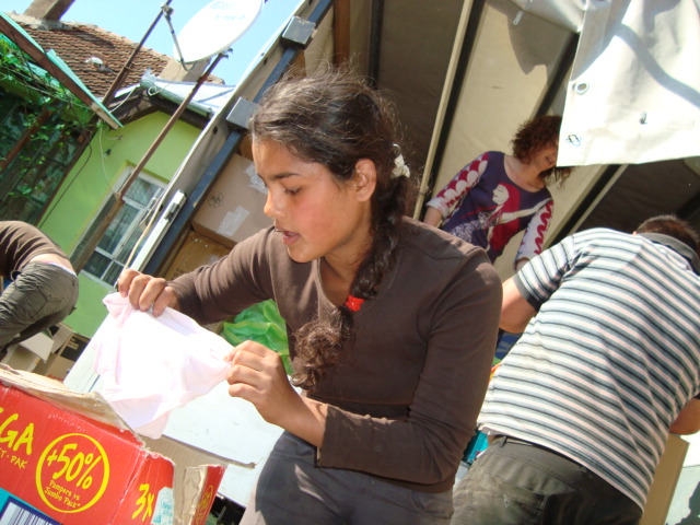 2009 05 01 BuKi Hilfstransport Kleiderverteilung (12)