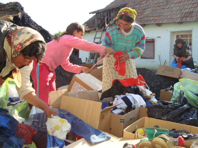 2009 05 01 BuKi Hilfstransport Kleiderverteilung (16)