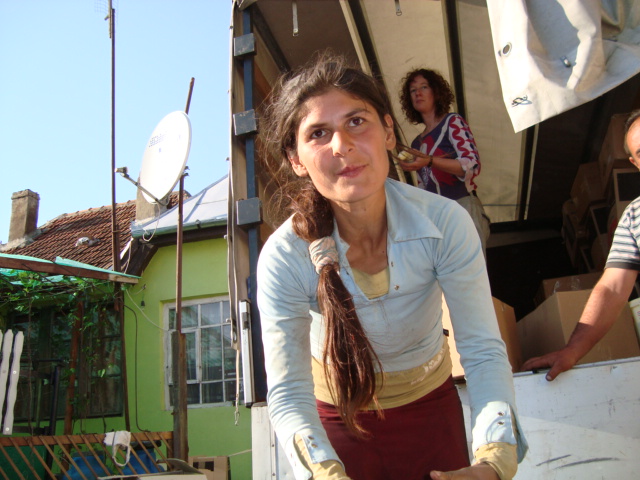 2009 05 01 BuKi Hilfstransport Kleiderverteilung (17)