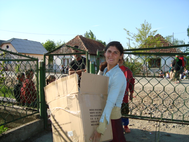 2009 05 01 BuKi Hilfstransport Kleiderverteilung (19)