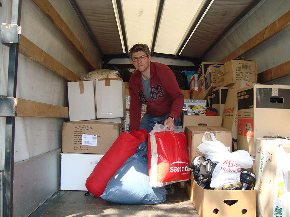 2009-05-01-BuKi-Hilfstransport-Kleiderverteilung-(2)