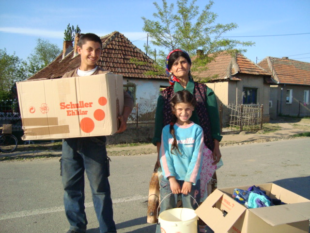 2009 05 01 BuKi Hilfstransport Kleiderverteilung (21)