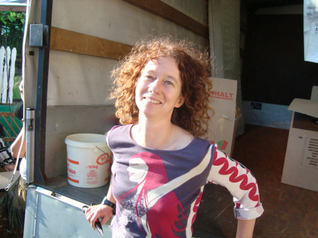 2009 05 01 BuKi Hilfstransport Kleiderverteilung (22)