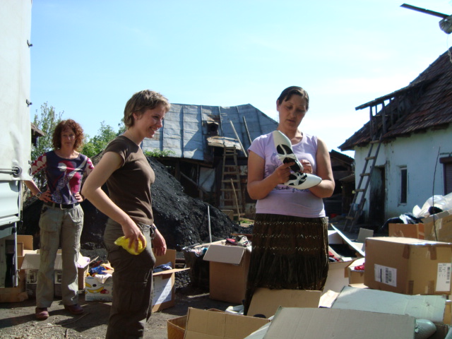 2009 05 01 BuKi Hilfstransport Kleiderverteilung (5)