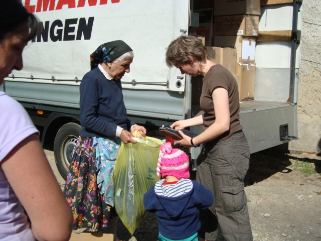 2009 05 01 BuKi Hilfstransport Kleiderverteilung (6)