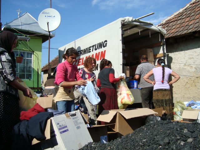 2009 05 01 BuKi Hilfstransport Kleiderverteilung (7)