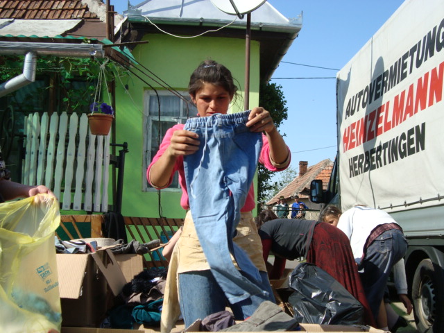 2009 05 01 BuKi Hilfstransport Kleiderverteilung (9)