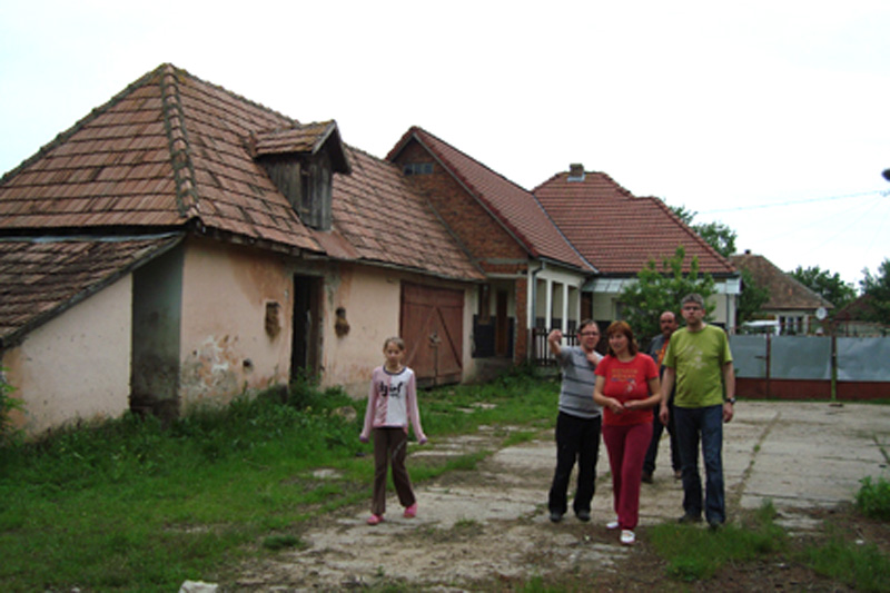 2010-05-Besichtigung-Platz-BuKi-Haus-Erika-Stefan-Atilla