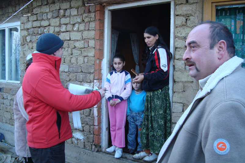 2010-12-05-BuKi-Hilfstransport-Kleiderverteilung–(1)