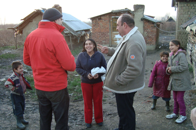 2010-12-05-BuKi-Hilfstransport-Kleiderverteilung–(2)