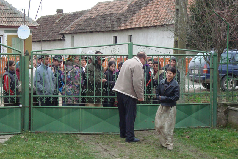 2010-12-05-BuKi-Hilfstransport-Kleiderverteilung–(3)