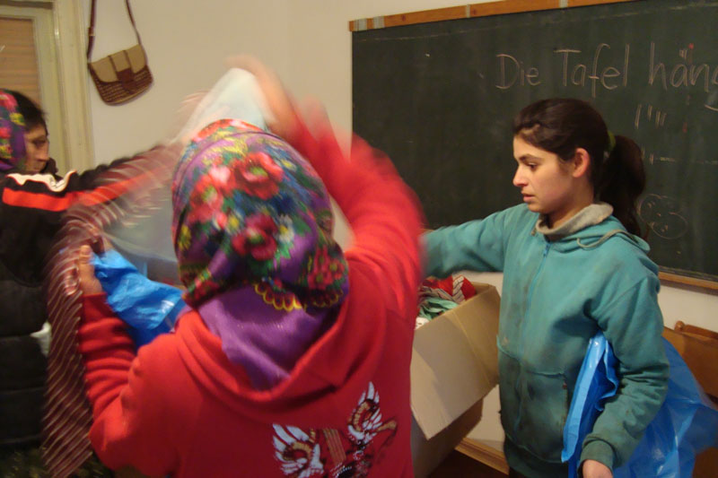 2010-12-05-BuKi-Hilfstransport-Kleiderverteilung–(4)