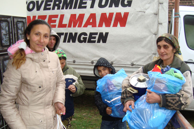 2010-12-05-BuKi-Hilfstransport-Kleiderverteilung–(7)