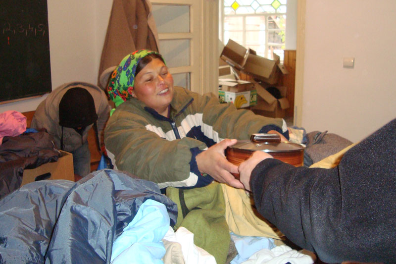 2010-12-05-BuKi-Hilfstransport-Kleiderverteilung–(8)