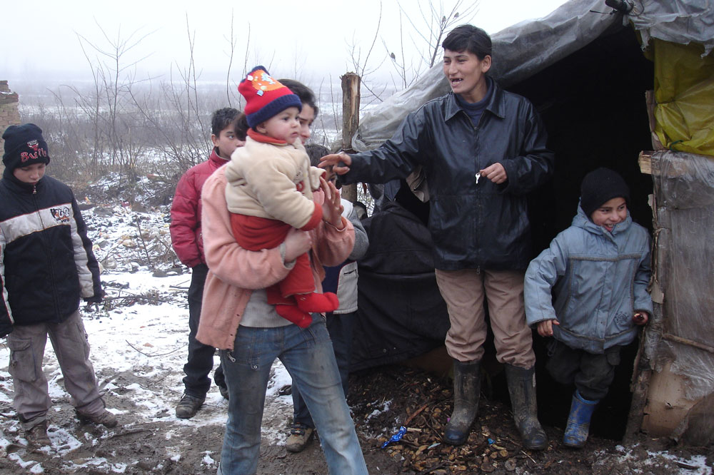 Oranka im Plastikverschlag BuKi hilft Kindern und Familien BuKi Kinderarmut Armut von Familien Familien im Plastikverschlag