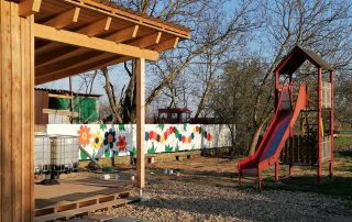 02_2021-04-29-Kunterbuntes-BuKi-Haus—Streichen-des-Zaun-mit-Kindern BuKi-Haus kunterbunt