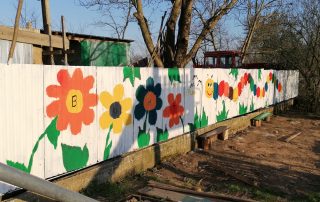 03_2021-04-29-Kunterbuntes-BuKi-Haus—Streichen-des-Zaun-mit-Kindern_a BuKi-Haus kunterbunt