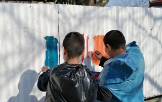 05_2021-04-29-Kunterbuntes-BuKi-Haus—Streichen-des-Zaun-mit-Kindern_Eric_Cristof BuKi-Haus kunterbunt