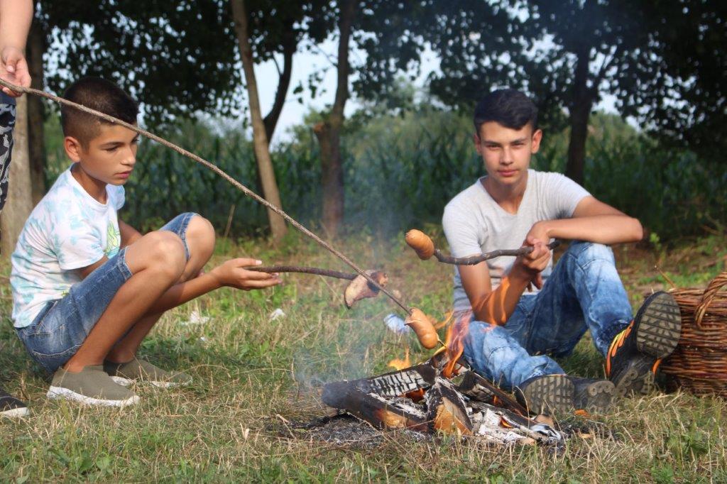 Braten, Sommerprogramm Lagerfeuer baten Würstchen