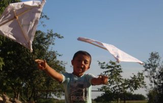 BuKi Sommerprogramm 2021 buntes Drachen basteln und fliegen lassen Sommer 2021