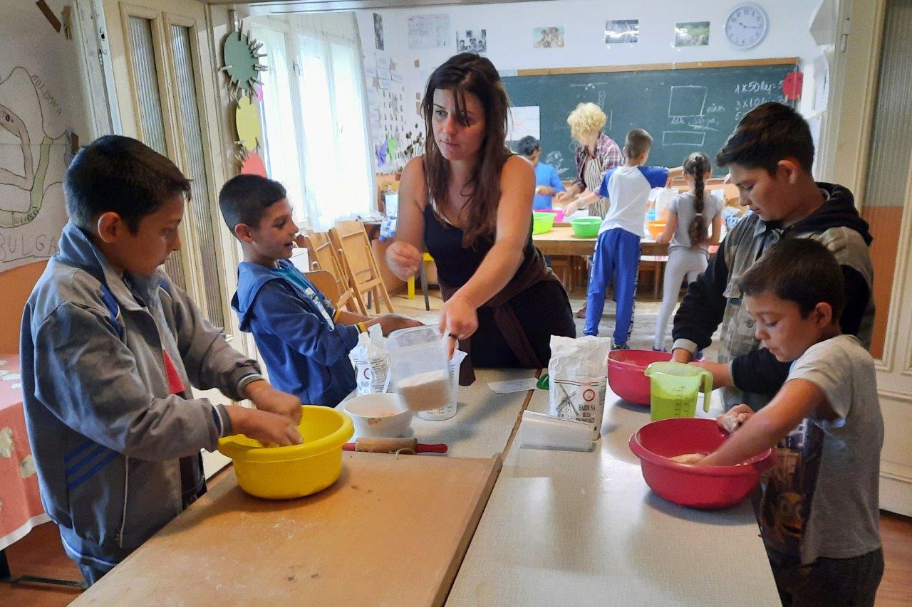 2021 08 24 Nudeln machen Hanna und Kinder