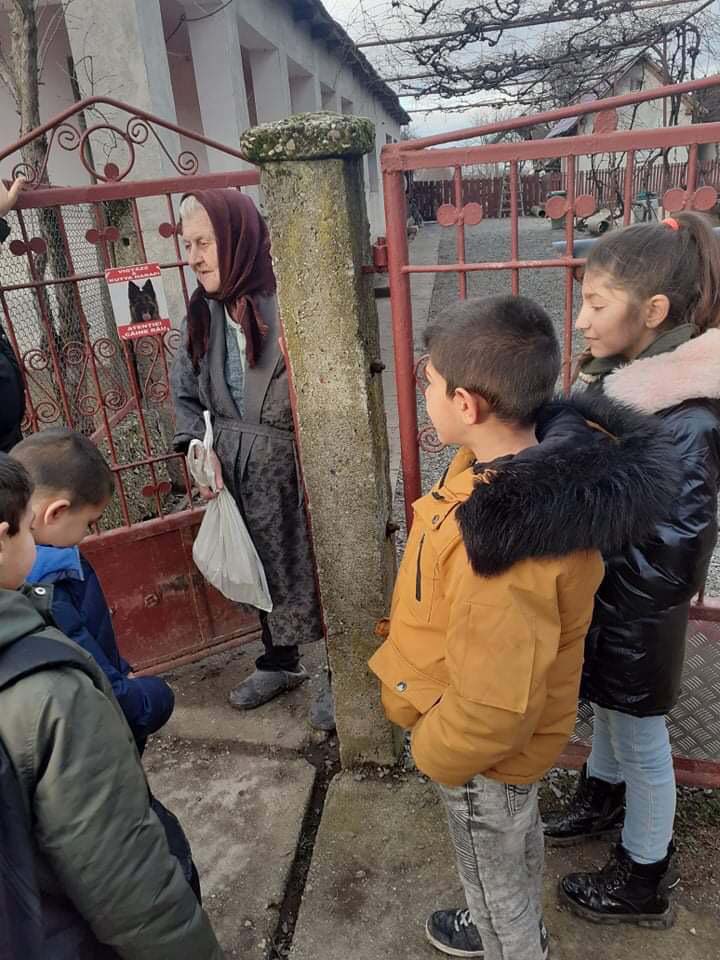 2021 12 18 BuKi-Kinder besuchen ältere Menschen in Cidreag 3