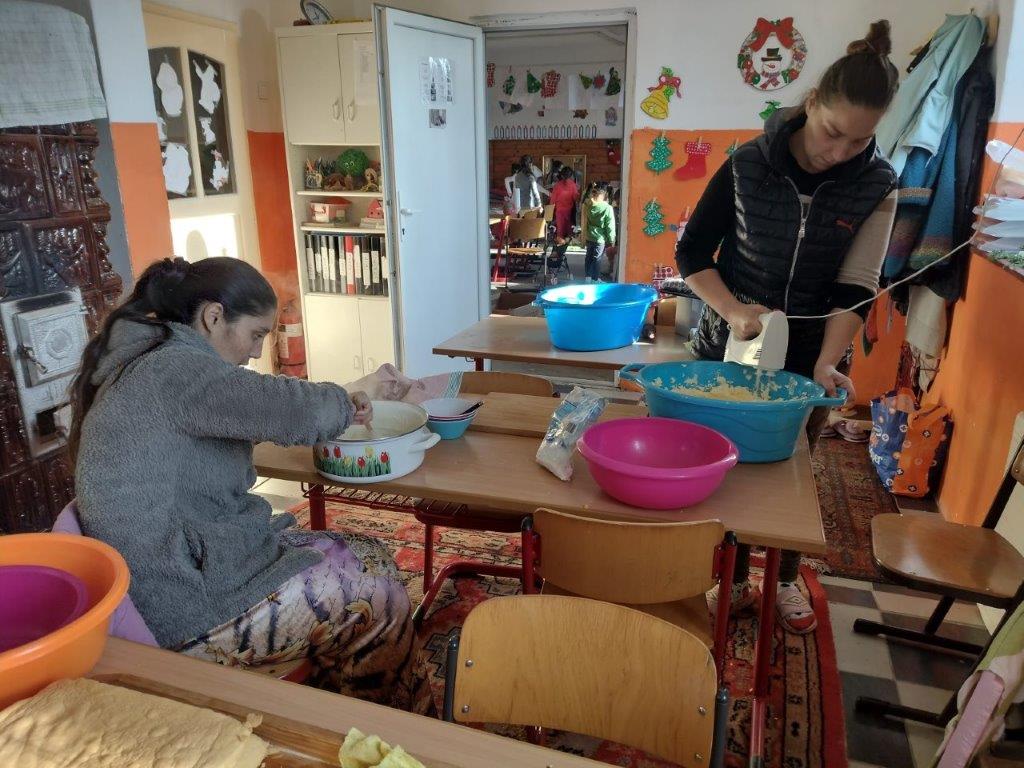 2021 12 18 Eltern-Kind-Gruppe bereitet Kuchen zur Verteilung vor Vanda (1)