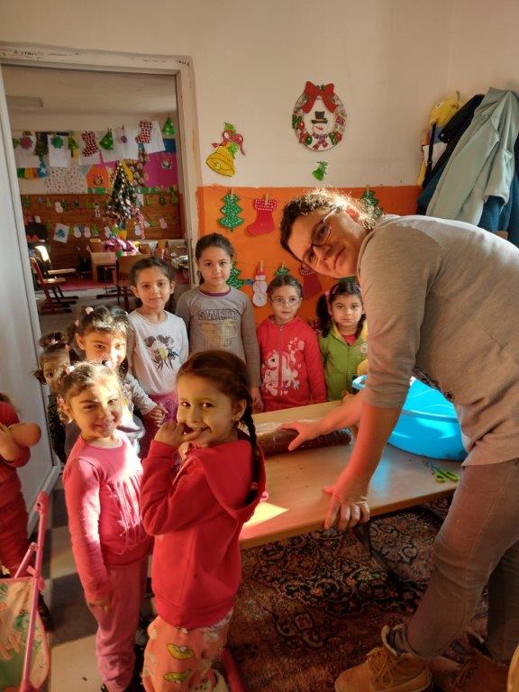 2021 12 18 Eltern-Kind-Gruppe bereitet Kuchen zur Verteilung vor Vanda (2)