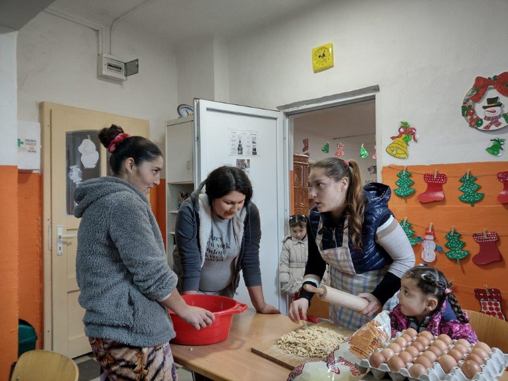 2021 12 18 Eltern-Kind-Gruppe bereitet Kuchen zur Verteilung vor Vanda (3)