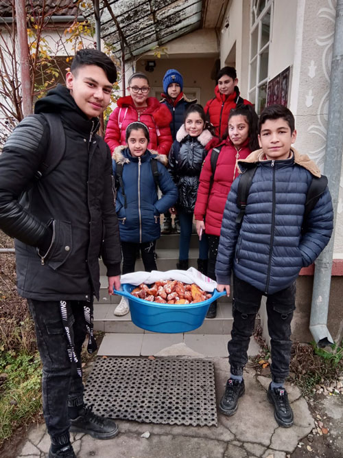 2021-12-20-BuKi-Kinder-verteilen-Weihnachtskrapfen-im-Viertel-1