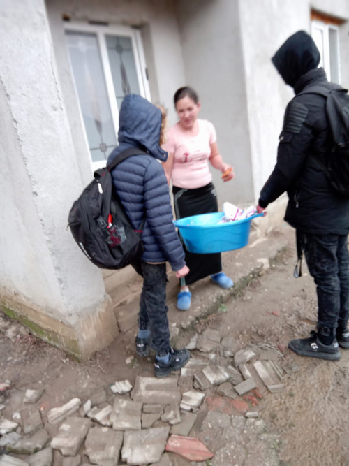 2021-12-20-BuKi-Kinder-verteilen-Weihnachtskrapfen-im-Viertel-2