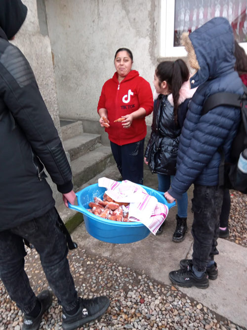 2021-12-20-BuKi-Kinder-verteilen-Weihnachtskrapfen-im-Viertel-4