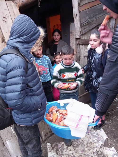 2021-12-20-BuKi-Kinder-verteilen-Weihnachtskrapfen-im-Viertel-5