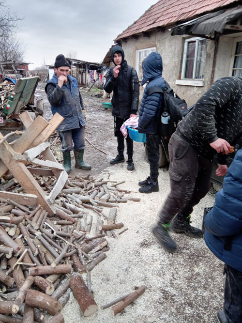 2021-12-20-BuKi-Kinder-verteilen-Weihnachtskrapfen-im-Viertel-6