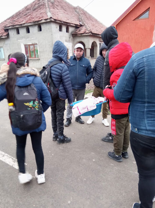 2021-12-20-BuKi-Kinder-verteilen-Weihnachtskrapfen-im-Viertel-7