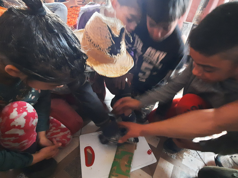 2022-02-06-Kinder-in-Adrian-Schokoladeessen-(1)