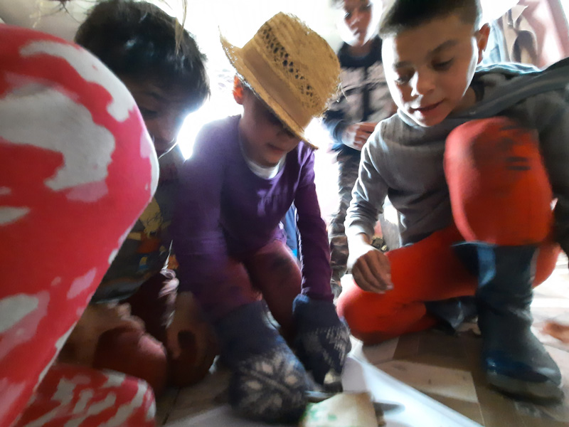 2022-02-06-Kinder-in-Adrian-Schokoladeessen-(2)