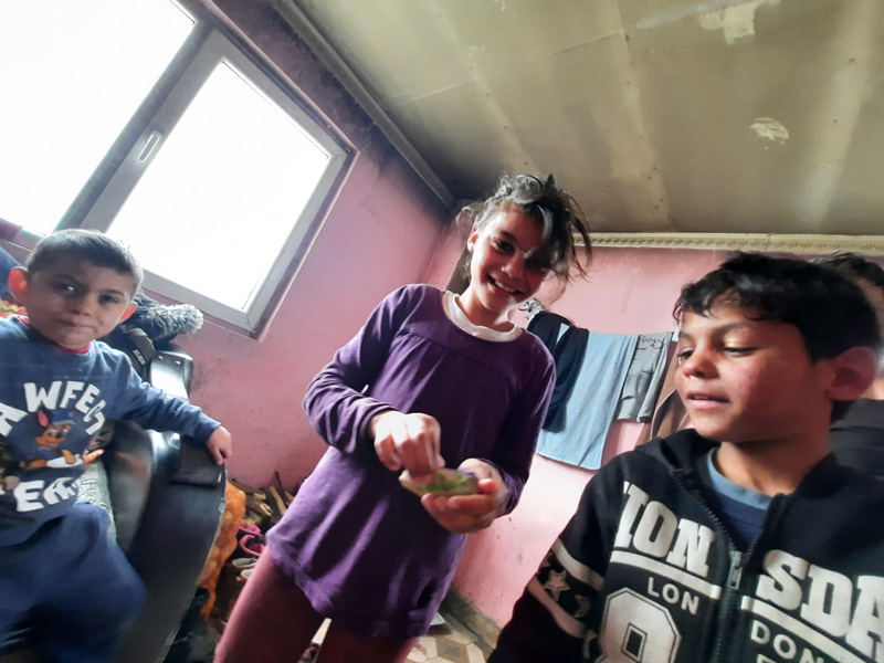 2022-02-06-Kinder-in-Adrian-Schokoladeessen-(3)