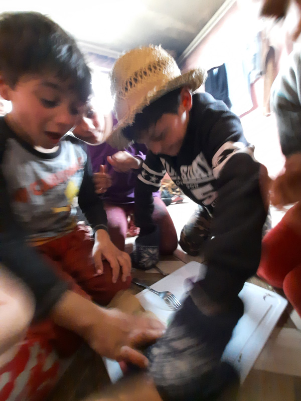 2022-02-06-Kinder-in-Adrian-Schokoladeessen-(4)